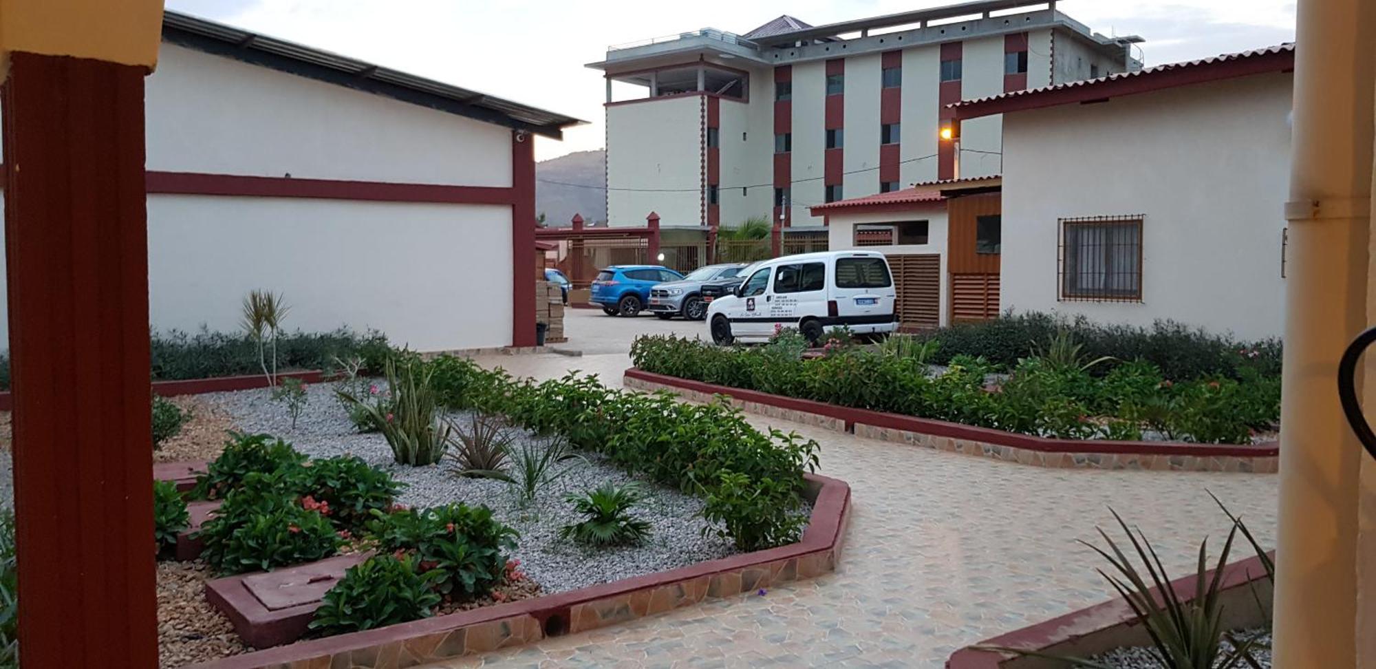 Hotel La Rose Blanche Korhogo ภายนอก รูปภาพ