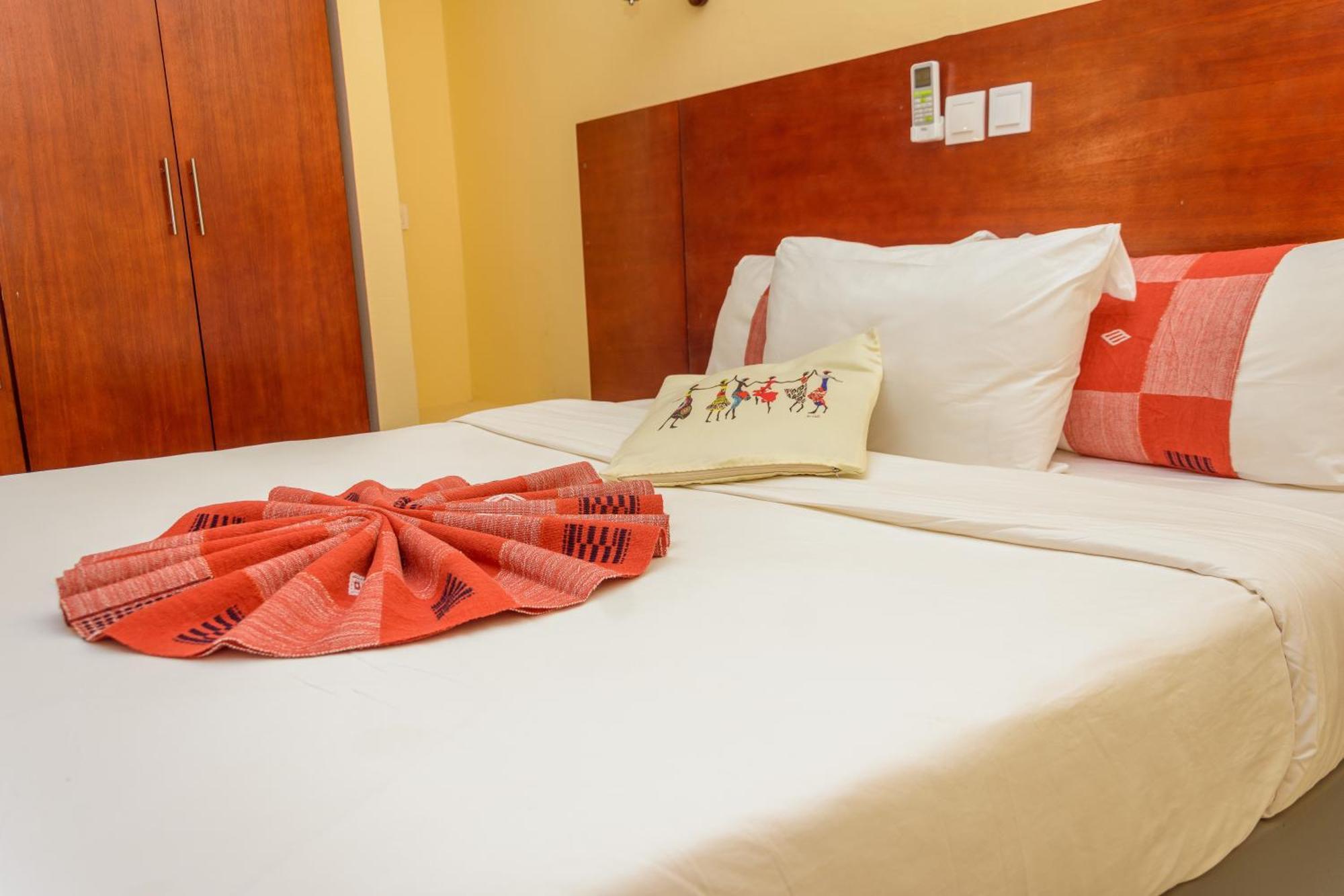Hotel La Rose Blanche Korhogo ภายนอก รูปภาพ