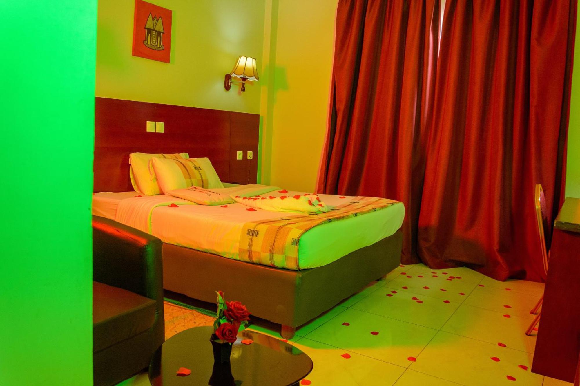 Hotel La Rose Blanche Korhogo ภายนอก รูปภาพ