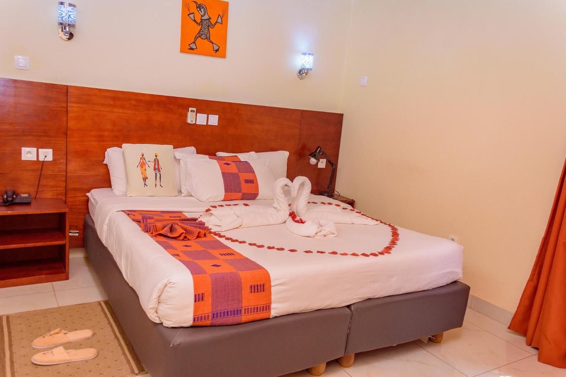 Hotel La Rose Blanche Korhogo ภายนอก รูปภาพ
