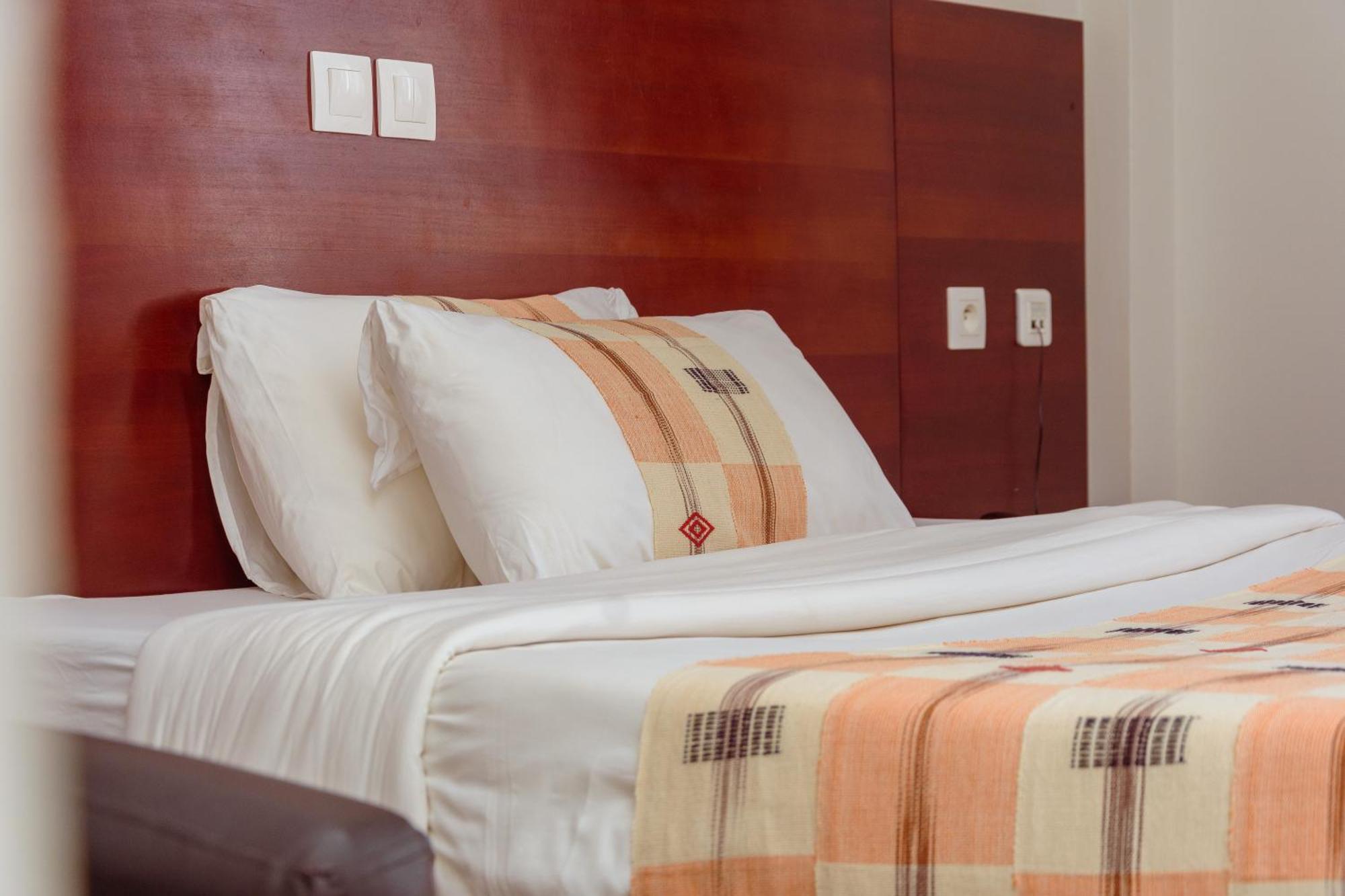 Hotel La Rose Blanche Korhogo ภายนอก รูปภาพ