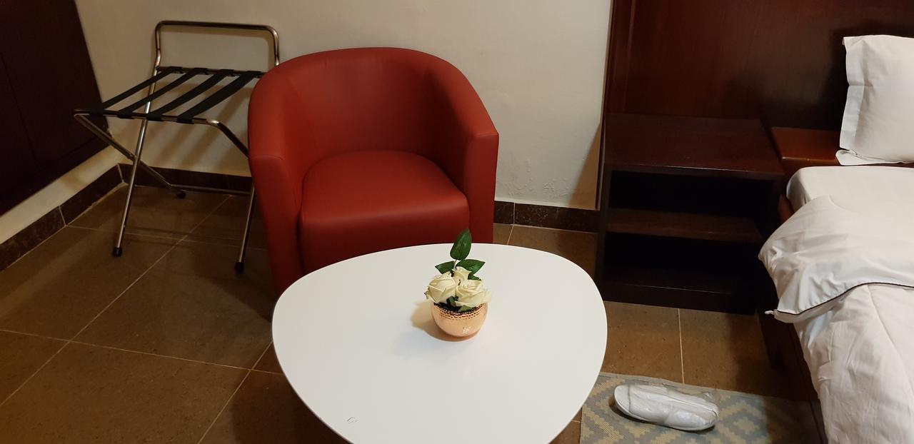 Hotel La Rose Blanche Korhogo ภายนอก รูปภาพ